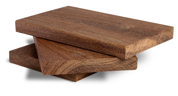 Planche de bois Mix Red Cumaru massif, teinte chaleureuse, idéale pour terrasses et aménagements extérieurs haut de gamme